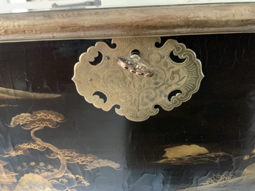 XVIIe siècle - Coffre en laque du Japon (Edo - 1680) sur sa console fin XVIIe en bois doré