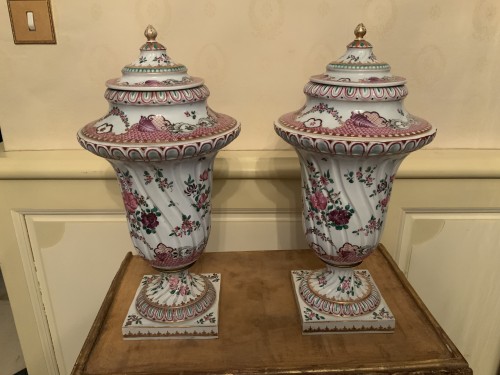 19th century - Pair of covered vases, signed Samson