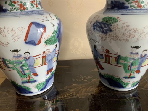Pair of Chinese porcelain and wucai enamel potiches, 18th century - Asian Works of Art Style 