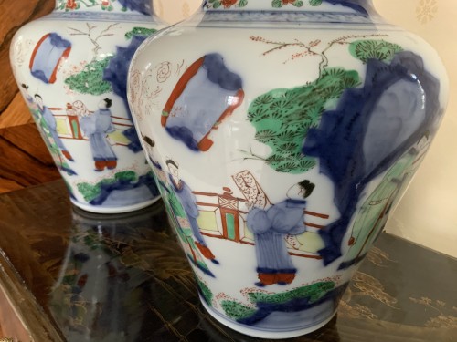 Pair of Chinese porcelain and wucai enamel potiches, 18th century - 