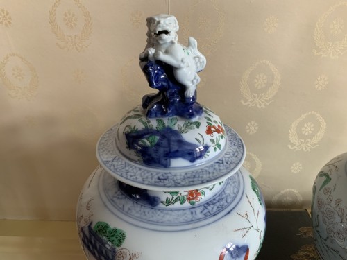 XVIIIe siècle - Paire de potiches en porcelaine de Chine et émaux wucaï, XVIIIe