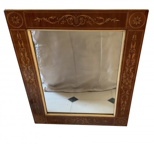 Miroir Charles X en acajou marqueté de décors en bois de houx