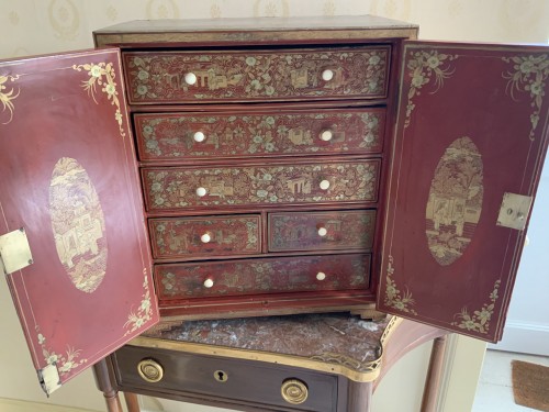 Cabinet chinois en laque or sur fond de laque rouge - Arts d