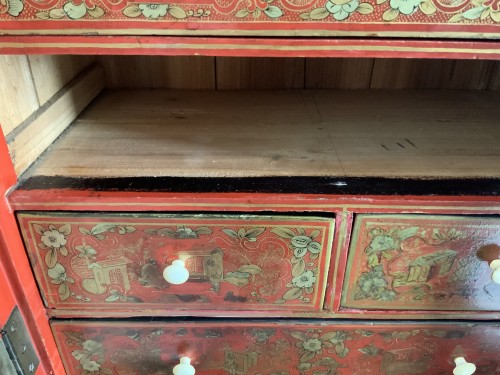Antiquités - Cabinet chinois en laque or sur fond de laque rouge