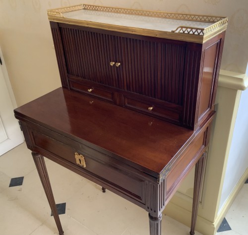 Mobilier Bureau et Secrétaire - Bonheur de Jour Louis XVI en acajou. Estampillé J. LEHAENE, Maître en 1789