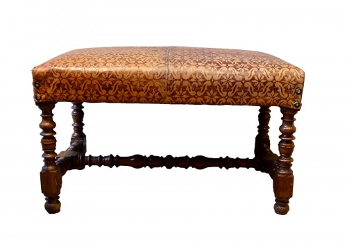 Italian  walnut  and leather stool - Italy 17th century