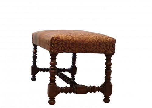 Tabouret rectangulaire en noyer et cuir estampé - Italie XVII siècle - Sièges Style Louis XIII