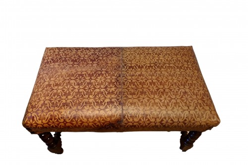 Tabouret rectangulaire en noyer et cuir estampé - Italie XVII siècle - Dei Bardi Art