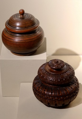 Deux petites boites en bois sculpté et peint - Toscane, XVIIe - XVIIIe siècle - Objets de Vitrine Style Louis XIII