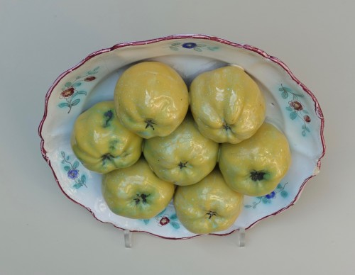 Plate « trompe-l’Oeil » presenting a dish of quince - France 18th century - Porcelain & Faience Style 