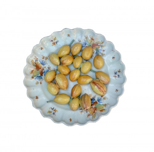 Plate « trompe-l’Oeil » presenting a dish of plums - Faience, 18th