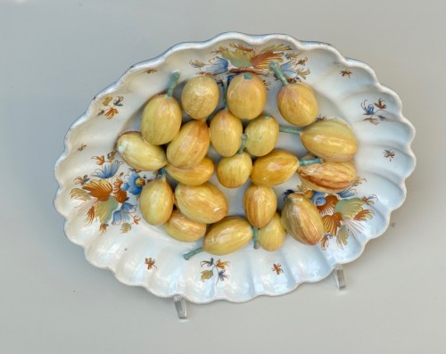 Plate « trompe-l’Oeil » presenting a dish of plums - Faience, 18th - Porcelain & Faience Style 