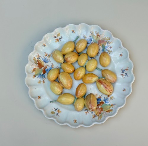 18th century - Plate « trompe-l’Oeil » presenting a dish of plums - Faience, 18th