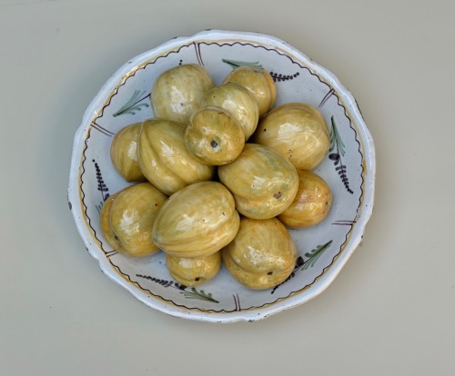Plate « trompe-l’Oeil » presenting a dish of apricots - Nevers, XVIII siècl - 