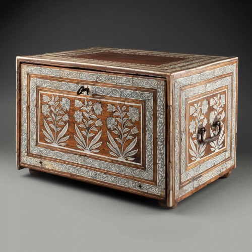 17th century - A Mughal ivory inlaid wood Cabinet - 17th century 