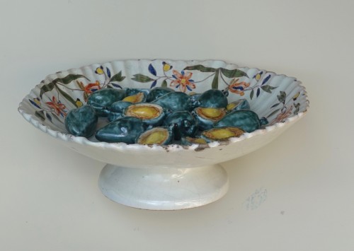 Faenza maiolica trompe l’oeil footed dish - Faenza 17e siècle - Céramiques, Porcelaines Style 