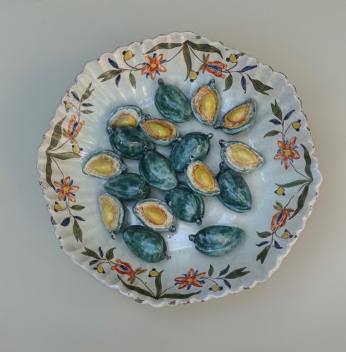 XVIIe siècle - Faenza maiolica trompe l’oeil footed dish - Faenza 17e siècle