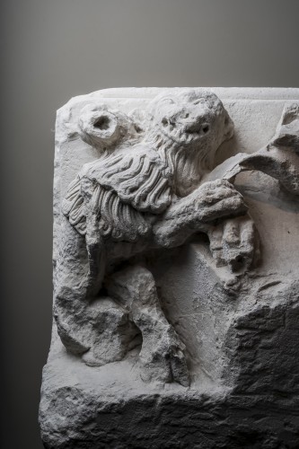 Stone Capital representing a lion and a bull - France XV century - Sculpture Style Middle age