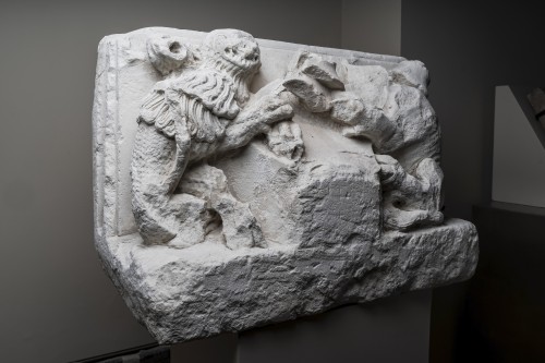 Sculpture Sculpture en pierre - Chapiteau représentant un lion et un taureau affrontés - France XV siècle