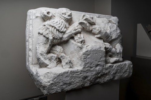 Sculpture  - Stone Capital representing a lion and a bull - France XV century