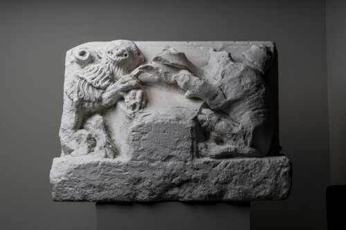 11th to 15th century - Stone Capital representing a lion and a bull - France XV century