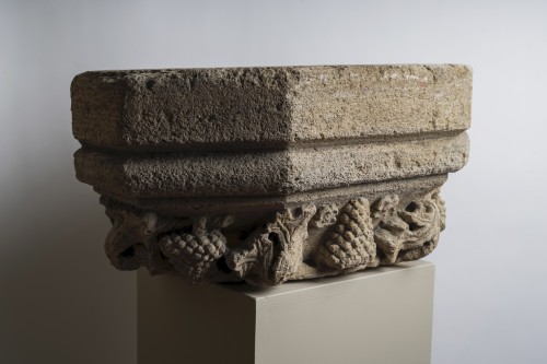 Grande base de pilastre hexagonale en pierre de Bourgogne - XVe siècle - Dei Bardi Art