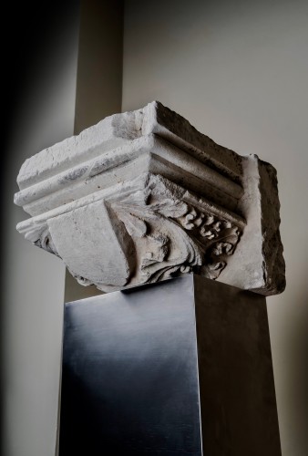 Stone capital with a central coat of arms - France, 14th century - Sculpture Style Middle age