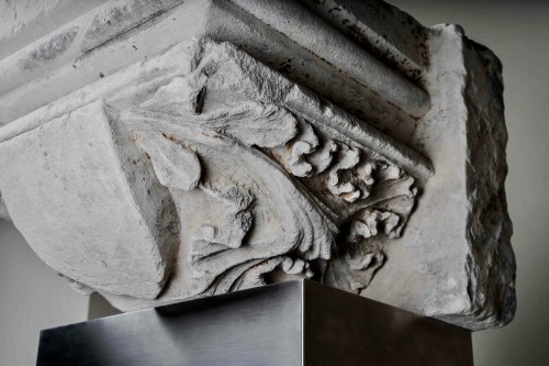 Sculpture Sculpture en pierre - Grand chapiteau gothique à décor d'un écu - France, XIVe siècle