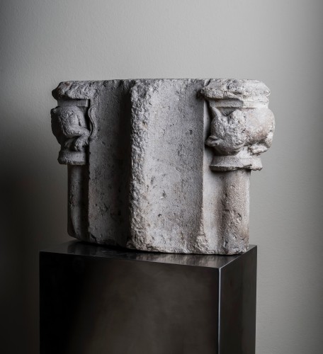 Sculpture  - Double romanesque capital with two fantastic animals - France, 13th century