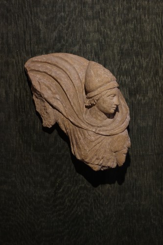 Archéologie  - Fragment représentant Mithra - II-III siècle Après J.C.