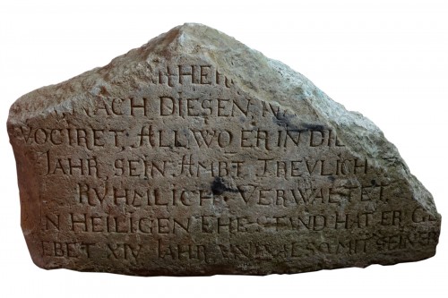 Grand fragment avec inscription médiévale