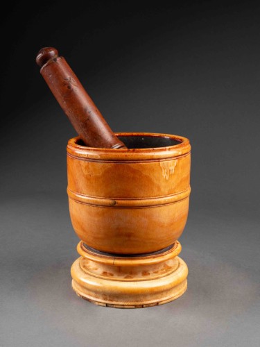 Curiosities  - Large apothecary&#039;s ivory mortar and pestle - 17th century