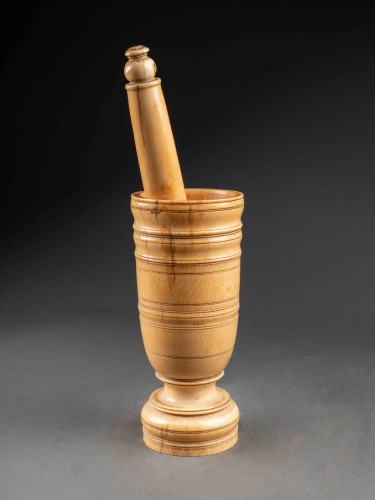 large 17th century turned apothecary&#039;s ivory mortar and pestle - Curiosities Style Renaissance