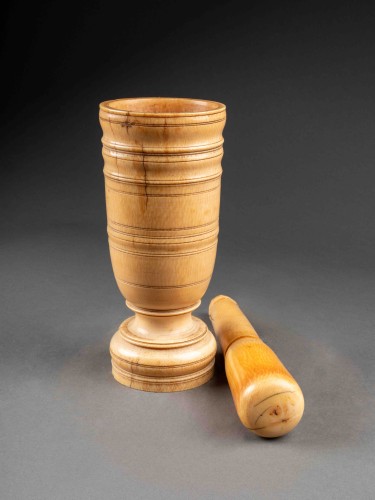 17th century - large 17th century turned apothecary&#039;s ivory mortar and pestle