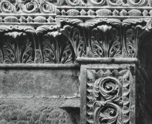 Middle age - Marble capital carved with acanthus leaves - Apulia 13th century