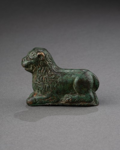 Petit lion couché en bronze ciselé - Italie XVe siècle - Sculpture Style 