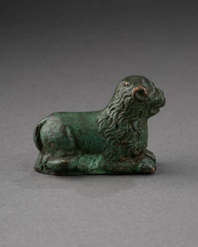 Sculpture Sculpture en Bronze - Petit lion couché en bronze ciselé - Italie XVe siècle