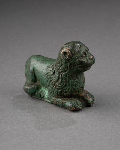 Petit lion couché en bronze ciselé - Italie XVe siècle - Dei Bardi Art