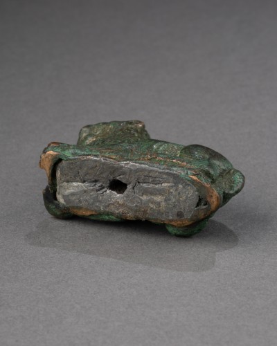 XIe au XVe siècle - Petit lion couché en bronze ciselé - Italie XVe siècle