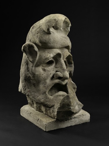 Sculpture  - Large grotesque in the shape of a half-moon - France, 17th century