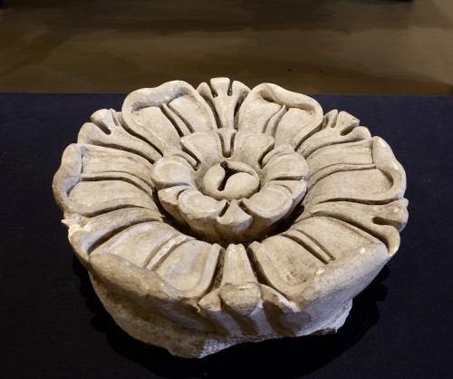Large carved stone rosette - 