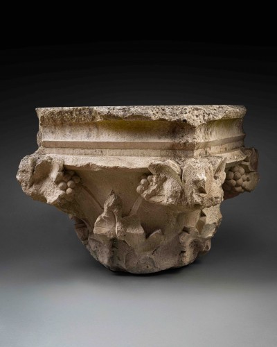 Matériaux & Architecture Eléments d'architecture - Chapiteau orné de feuillages et de grappes - France, XIIIe siècle