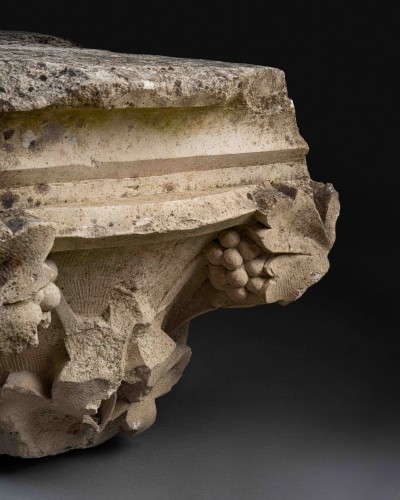 Chapiteau orné de feuillages et de grappes - France, XIIIe siècle - Dei Bardi Art