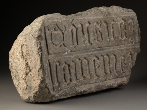 Fragment d’inscription gothique - nord de la France, XVe siècle - Sculpture Style Moyen Âge