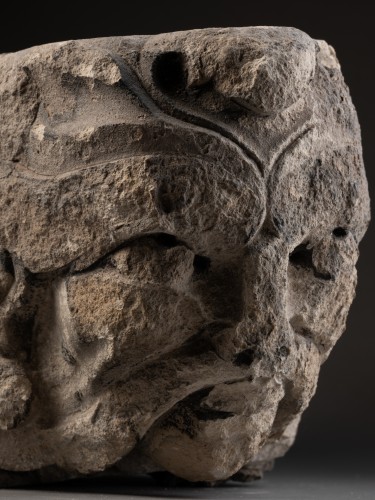Sculpture Sculpture en pierre - Corbeau à masque feuillu dit « Green Man » - France XIVe siècle