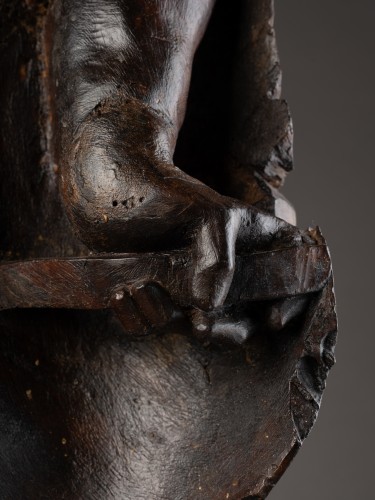 Fragment représentant un bras portant un écu - Espagne, XVIIe siècle - Sculpture Style Louis XIII