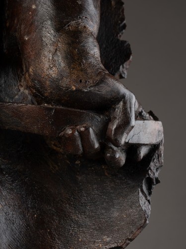 Fragment représentant un bras portant un écu - Espagne, XVIIe siècle - Dei Bardi Art