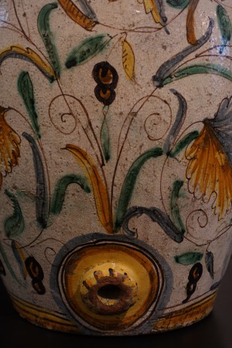 Céramiques, Porcelaines  - Paire de grands jarres à vin à décor végétaux - Montelupo, vers 1620-1630