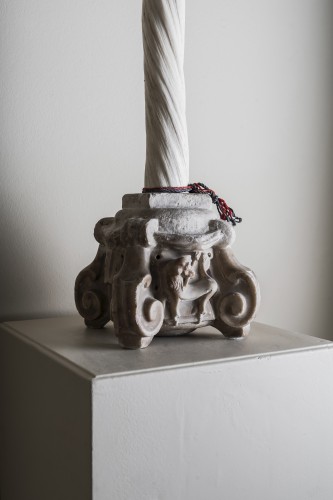 Objets de Curiosité  - Rostre de Narval sur un socle sculpté en marbre coloré