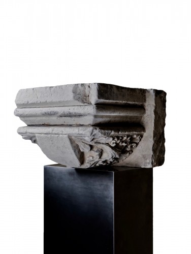 Stone capital with a central coat of arms - France, 14th century